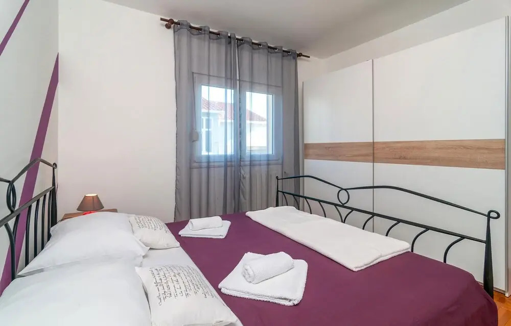 Six-Bedroom Holiday Home In Zrnovnica