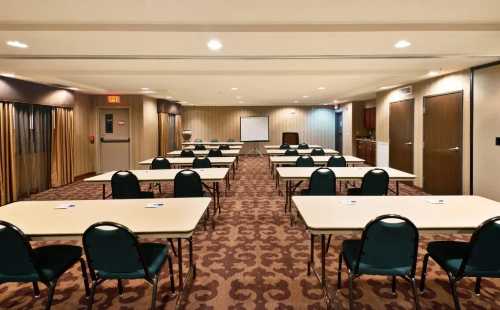 Holiday Inn Express Show Low by IHG