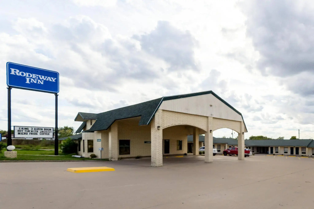 Three Rivers Executive Inn & Suites By OYO