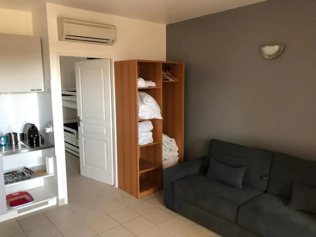 Porticcio centre plage à pieds, studio-cabine 4 Pers max, promo 7 nuits