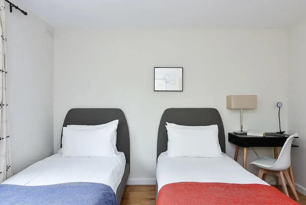 Large 4BR House in S.W. London - Sleeps 10!