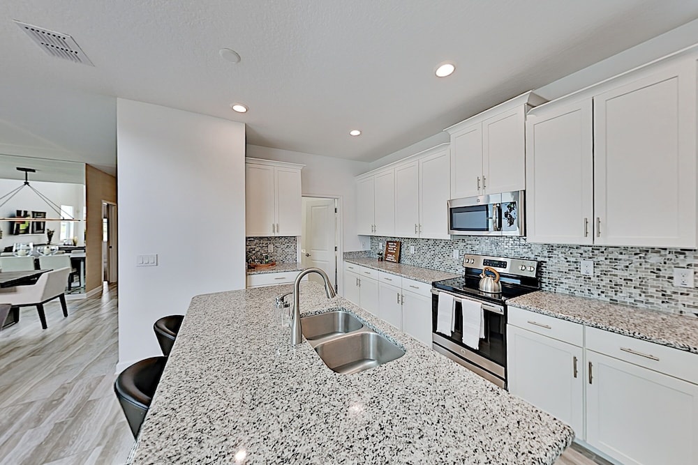 Storey Lake All-suite W/ Private Pool & Spa 5 Bedroom Home