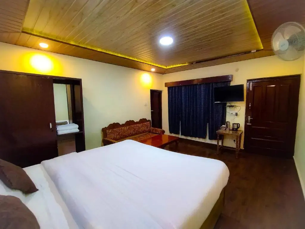 Hotel Himdhara, Near Mall Road Dalhousie