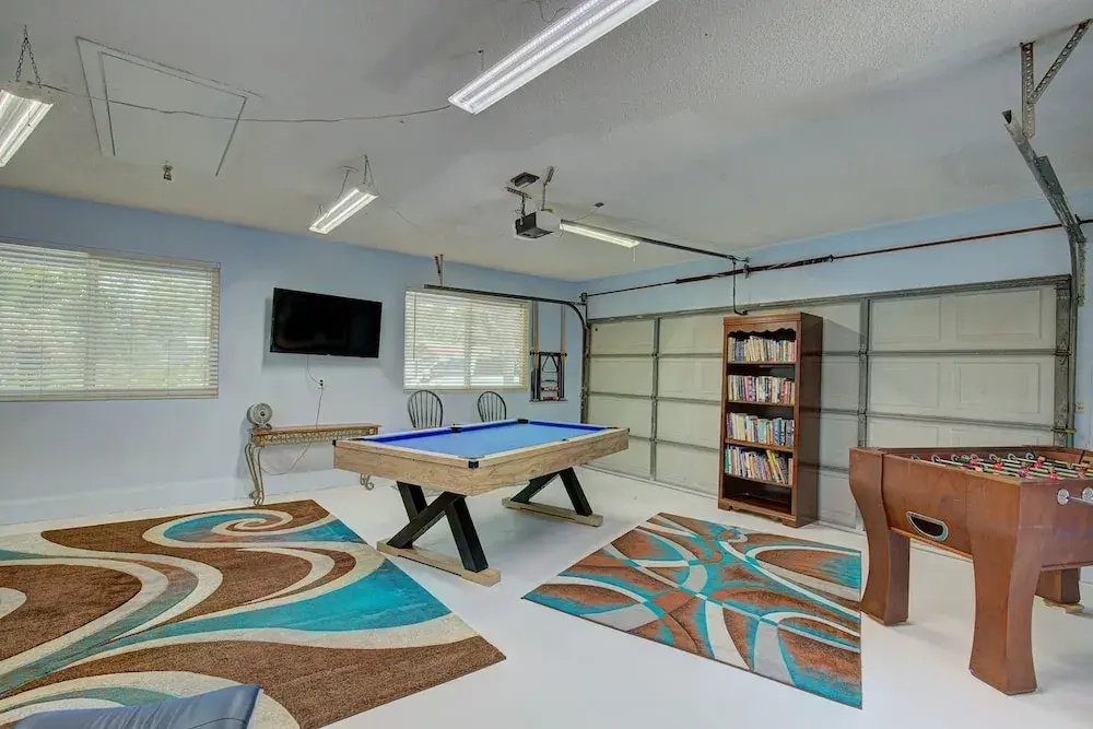 Spacious 4 3 Retreat- Heated Pool-playroom