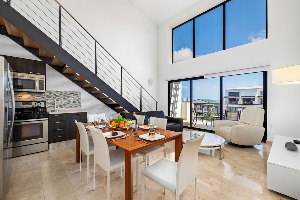 2BR Condo 5 Location w Amazingviews Pool GYM