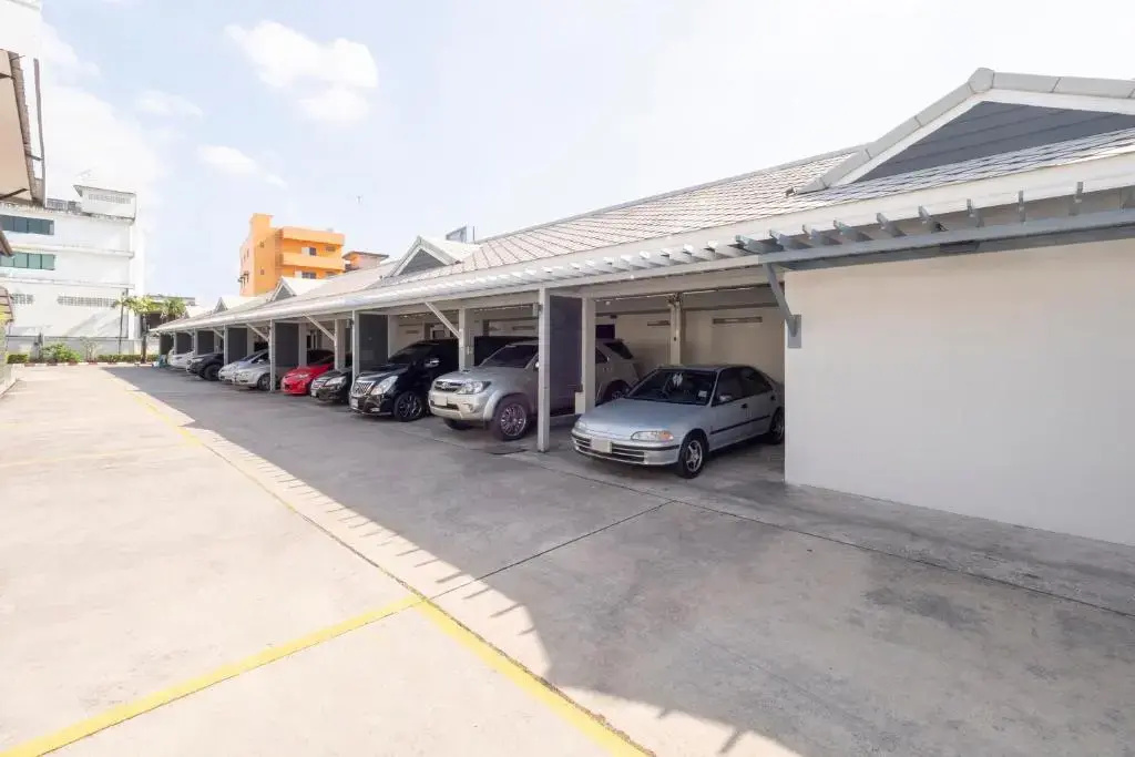 OYO 75382 Chonburi Hotel