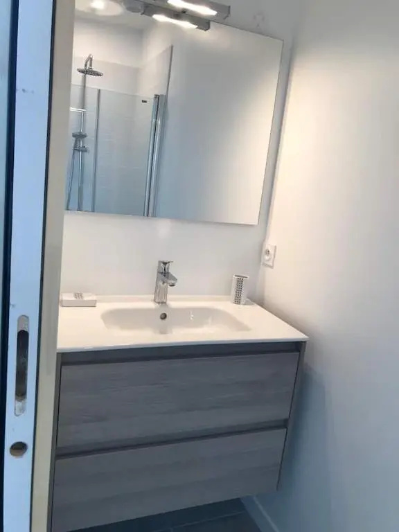 FLEUR DE SEL logement de 21m2 avec prêt vélos, meublé Tourisme 2 étoiles, cuisine et sdb privées avec terrasse clôturée de 17m2