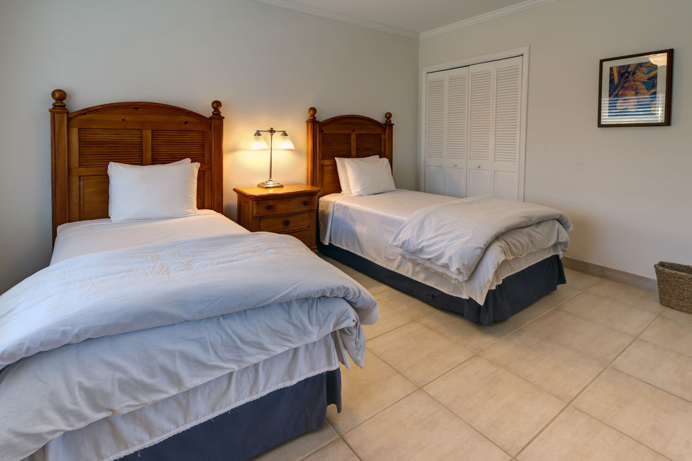 Hut Pointe Inn