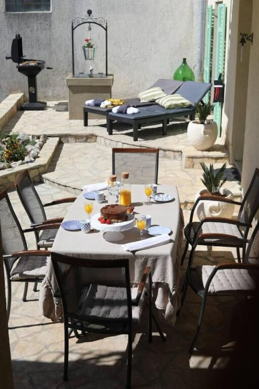 House Ivona