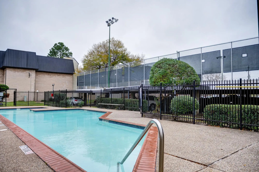 LovelyMedcenter area 3 BR, 2BA  condo w/grill