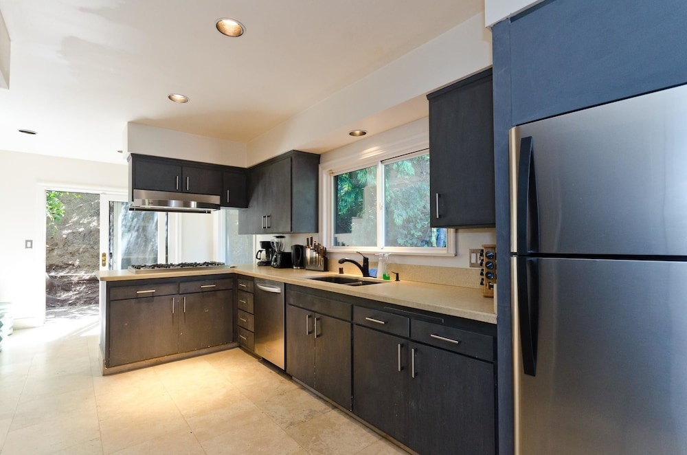 LA128 2 Bedroom Apartment By Senstay