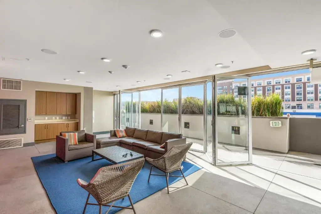 SuitesRUs Apart Hotel at Glendale