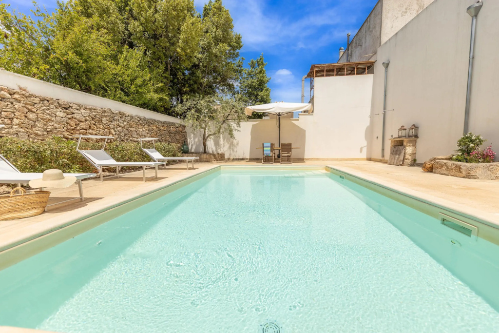 Century Old Studio, Pool