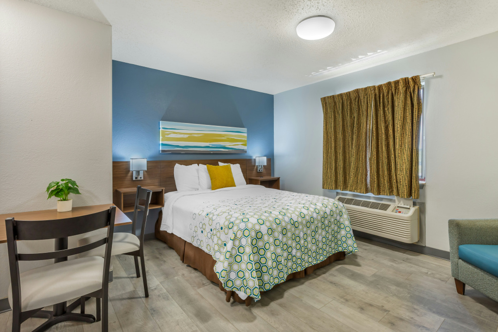 HomeTowne Studios & Suites by Red Roof Greensboro