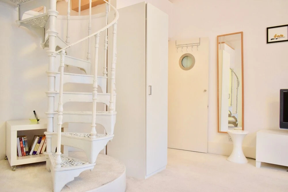Elegant Mezzanine Studio Flat in Belsize Park