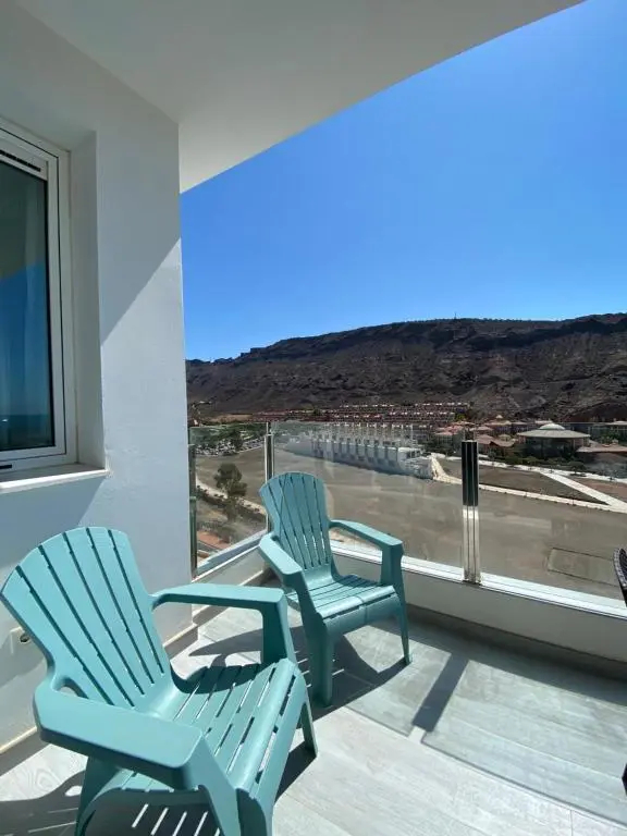 Billy's Marina 360 with pool access