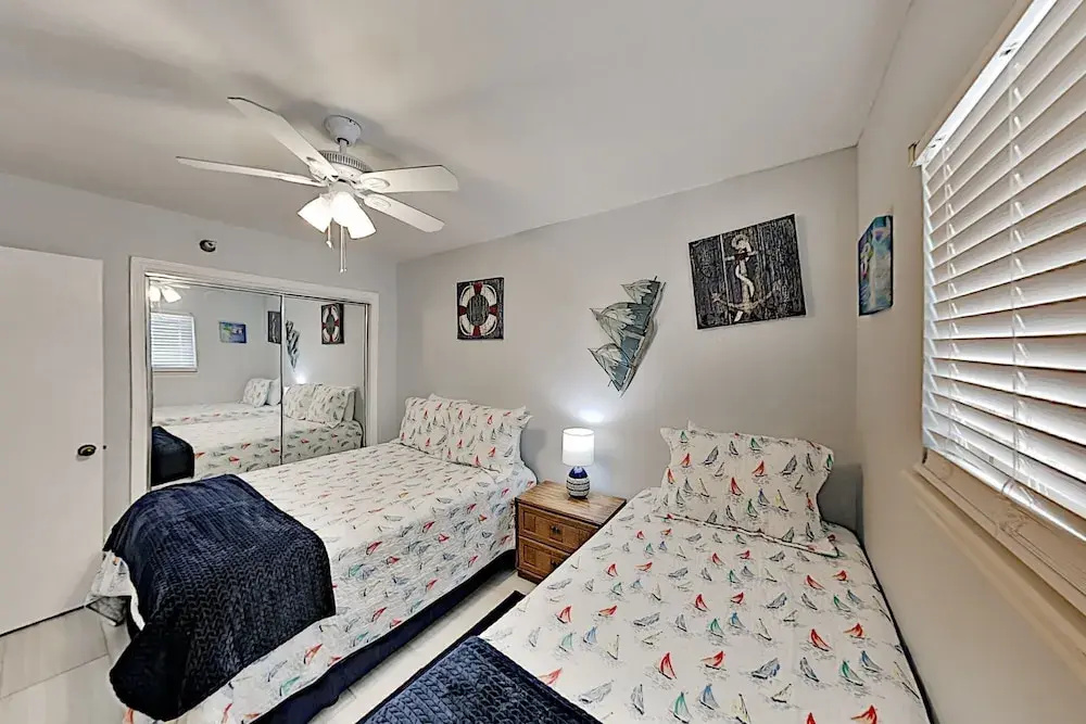 Walkable Gulf-front Perch: Oversize Balcony & Pool 2 Bedroom Condo