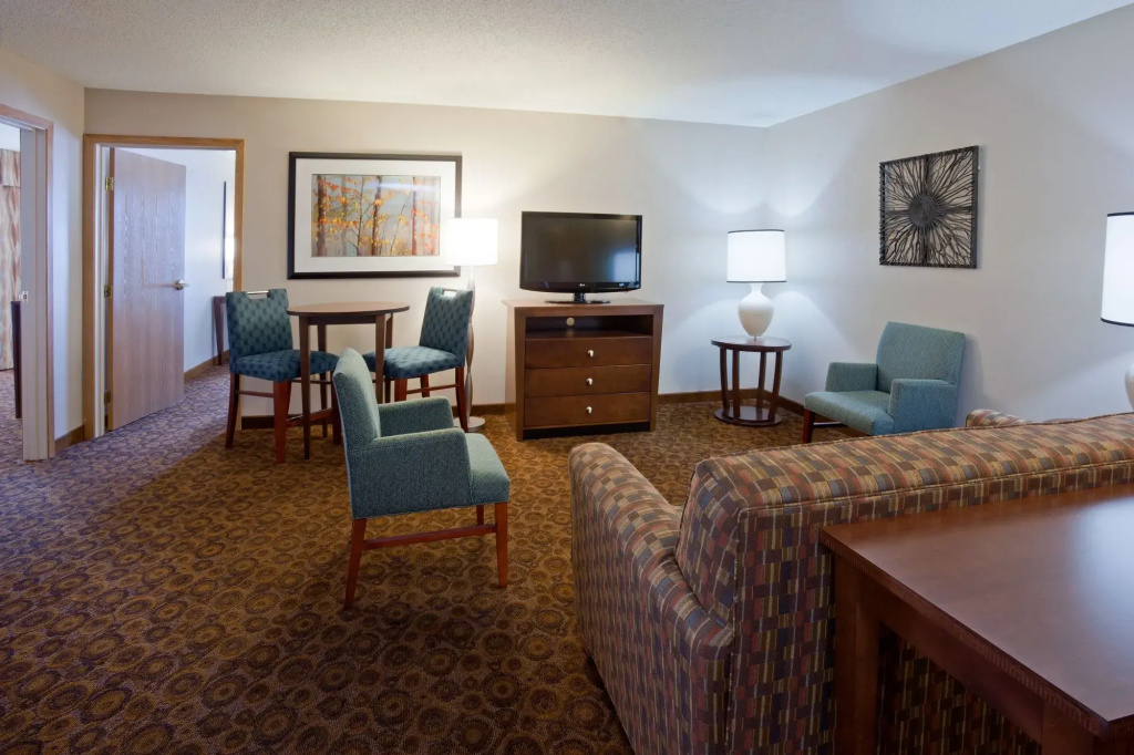 Holiday Inn Express and Suites St. Cloud by IHG