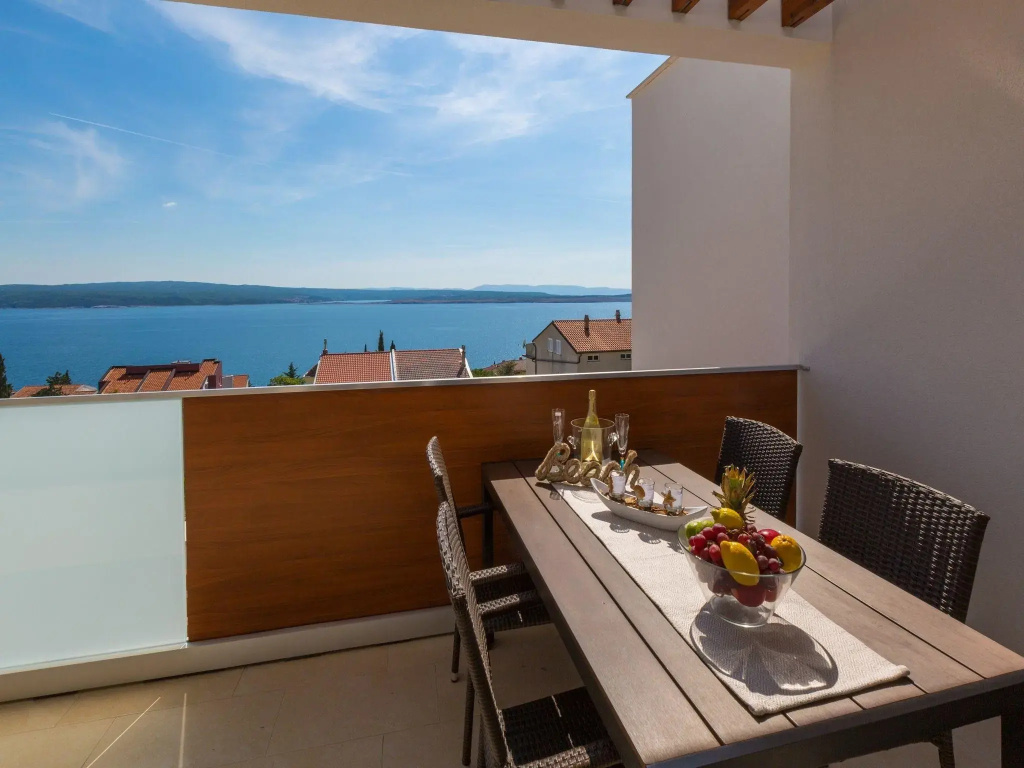 Wonderful villa apartment with swimming  pool and sea view !