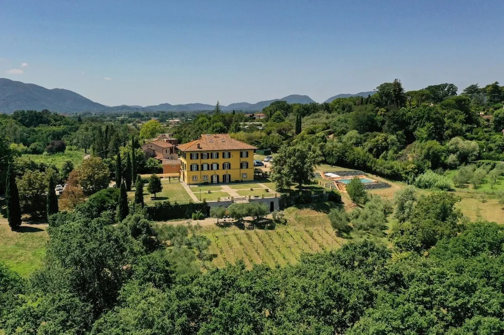Villa Pacini - just 1,8 km outside Lucca Wall - Pool