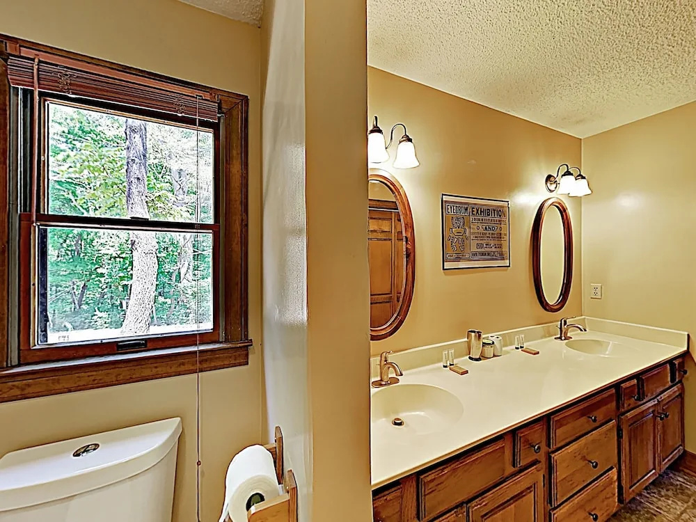 New Listing! Exquisite Country Hideaway W/ Pool 4 Bedroom Home