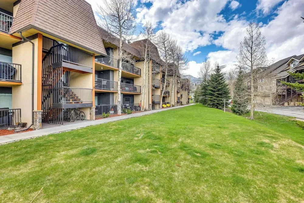 1 Mi to Marina: Frisco Condo w/ Mtn-view Balcony!