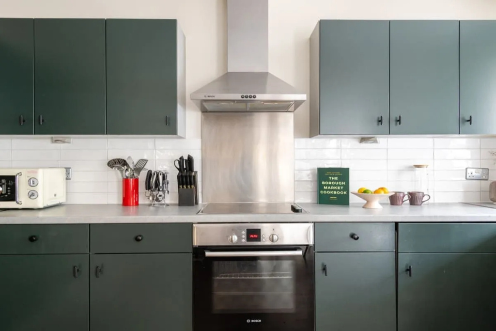 The Bow Mews - Modern & Bright 2BDR Apartment with Patio