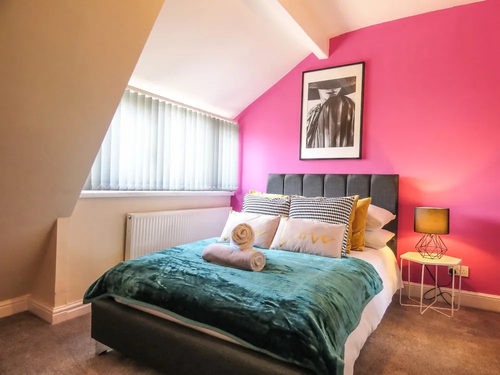 Tudors eSuites Birmingham Townhouse for Contractors