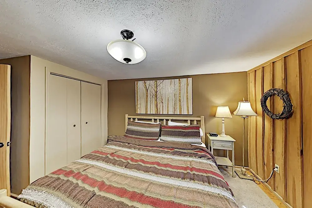 Serenity Ridge: Deluxe W/ Hot Tub & Pool Table 3 Bedroom Cabin