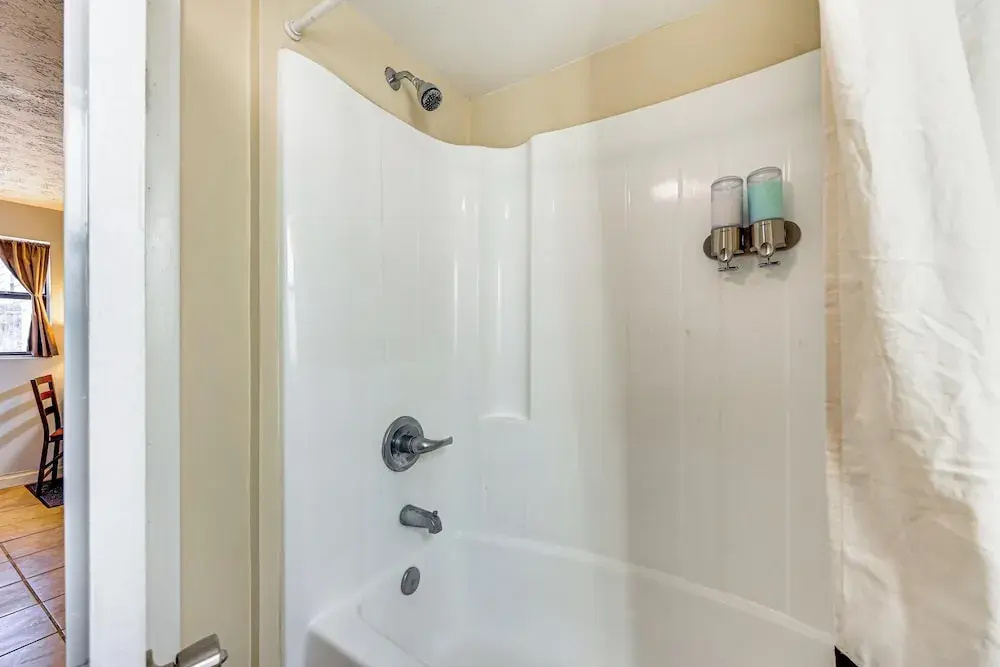 Nurse-ready Guesthouse 3 Mi to Dtwn Jacksonville