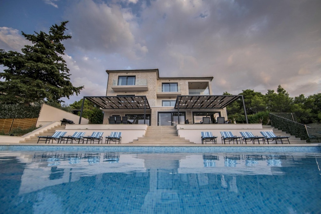 D in Postira with 7 bedrooms and 7 bathrooms