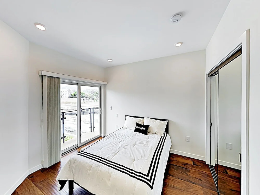 5537 Los Angeles - 2 Br Apts