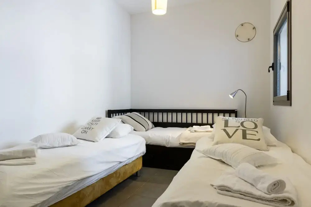 Charming 2 BR Parking Near Beach