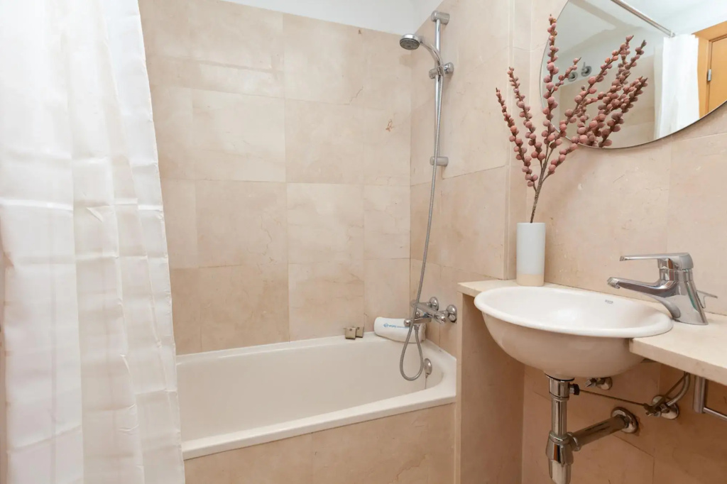 MARIA · Stylish 2 BR apartment with private roof terrace