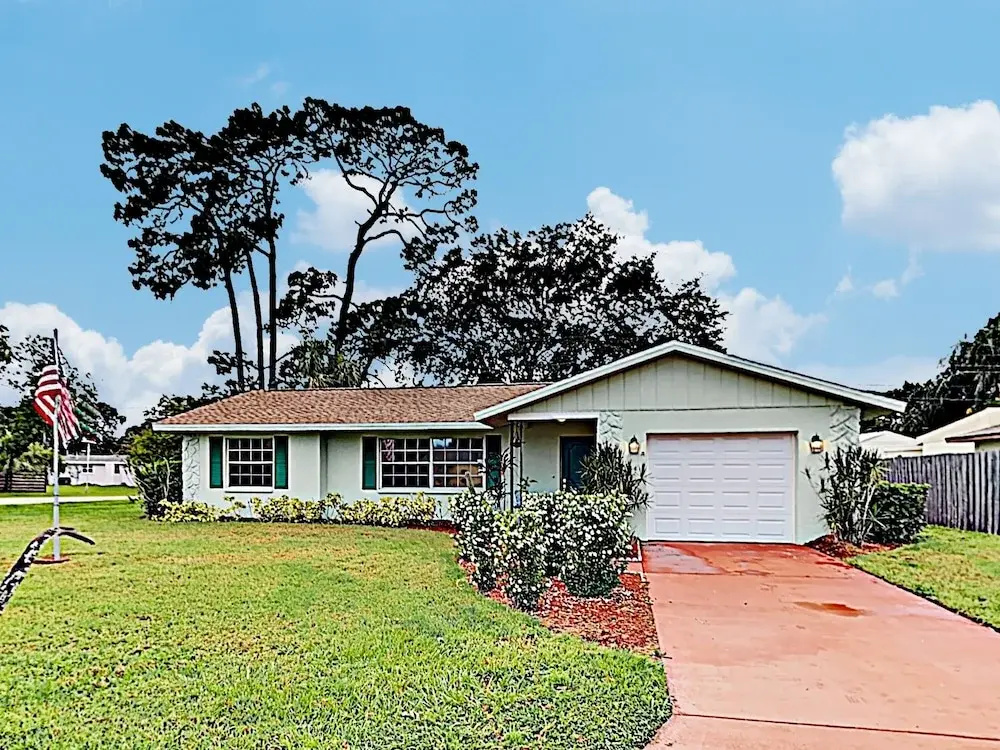 New Listing! Quiet Near Siesta Key Beaches 2 Bedroom Home