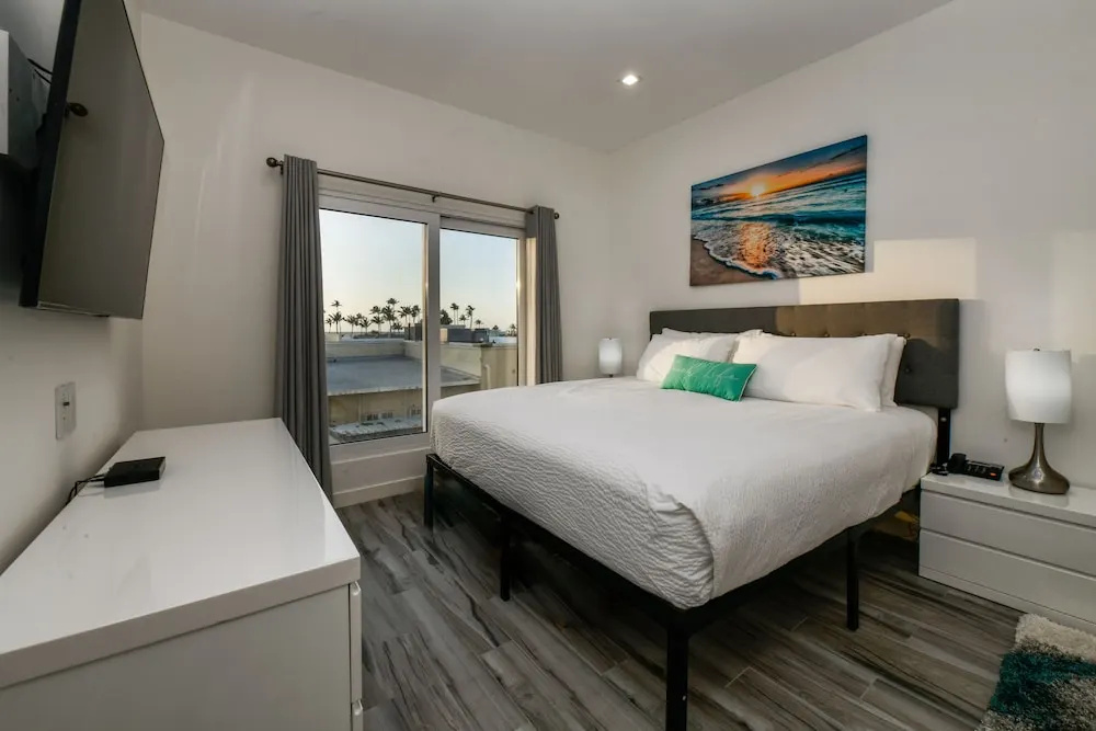 Luxury 2-bedroom Condo Right on the Strip in Palm Beach