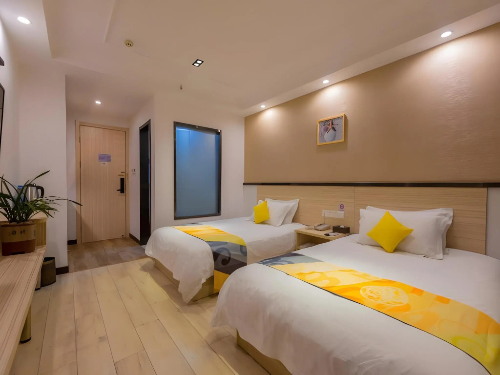 Shell Hotel Shanghai Oriental Pearl Tower Century Avenue Metro Station