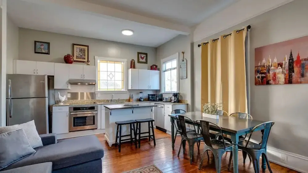 Huge 5 bedroom 5 bath Home in Savannah