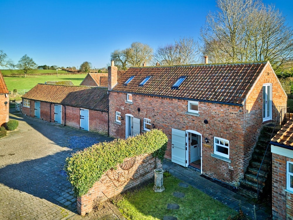 Cottage in Hemingby With Countryside Views