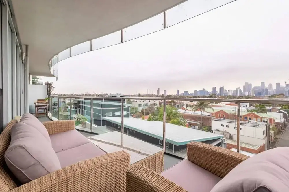 Stylish 2 Bedroom Apartment in Port Melbourne With City Views