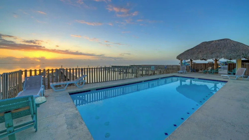 Cole's Cabin by Avantstay Coastal Retreat Pool Access, Balcony, Water Views + Mins to Beach