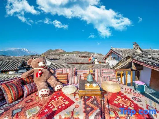 Lijiang pure sunshine · panoramic view of the ancient city and snow mountain