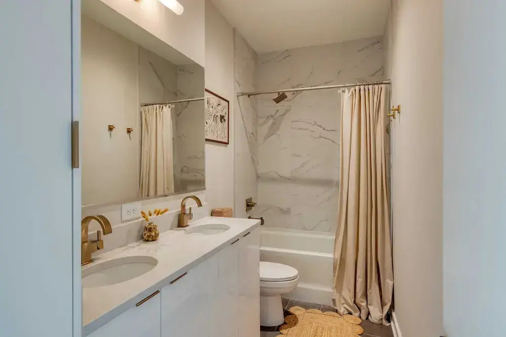 2 New Townhomes w/ Balcony, Mins to Broadway, Sleeps 16 98 Degrees & The Stage