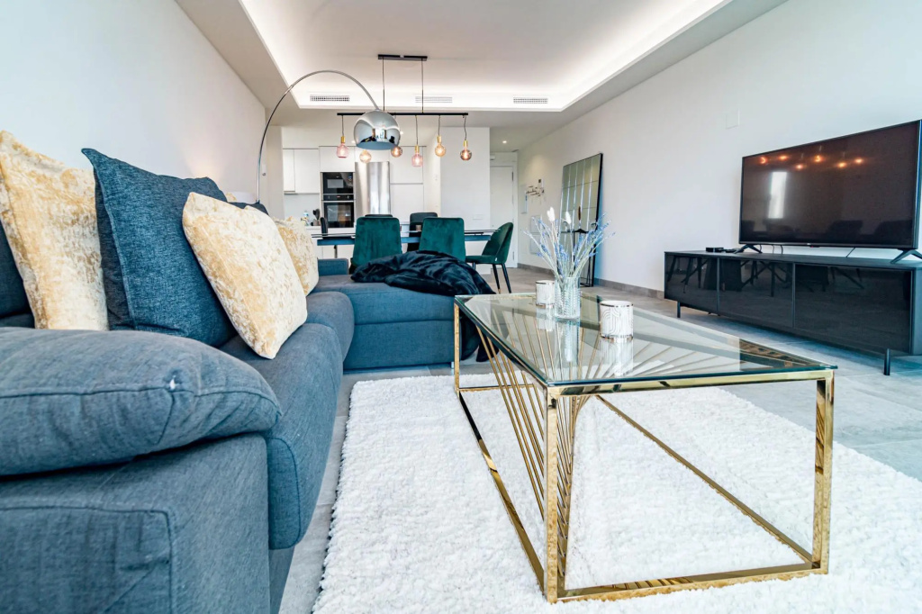 INF4.5P- modern 3 bed city apartment next to beach