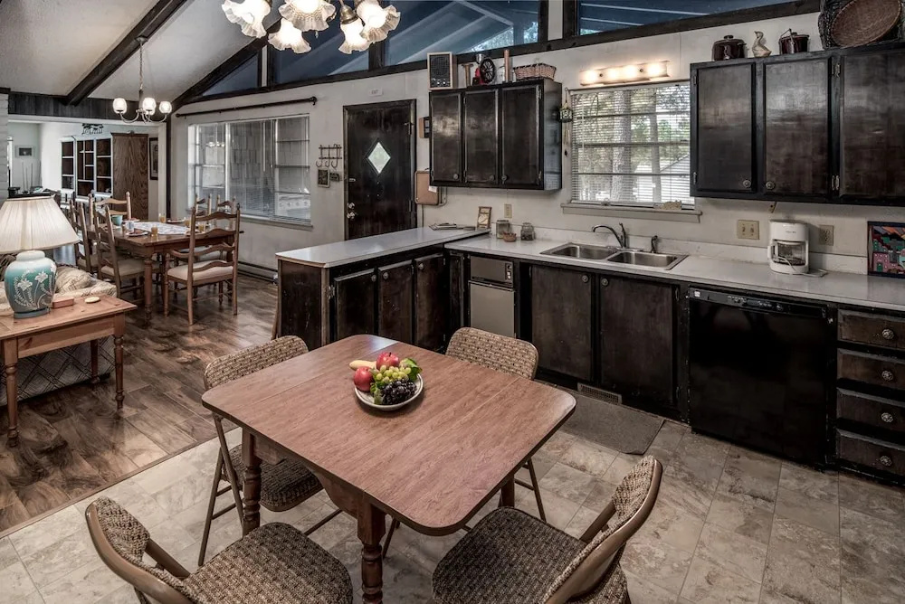 Aztex Retreat - Three Bedroom Cabin
