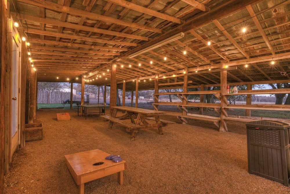 Olive St Ranch With Hottub-grill and Party Barn