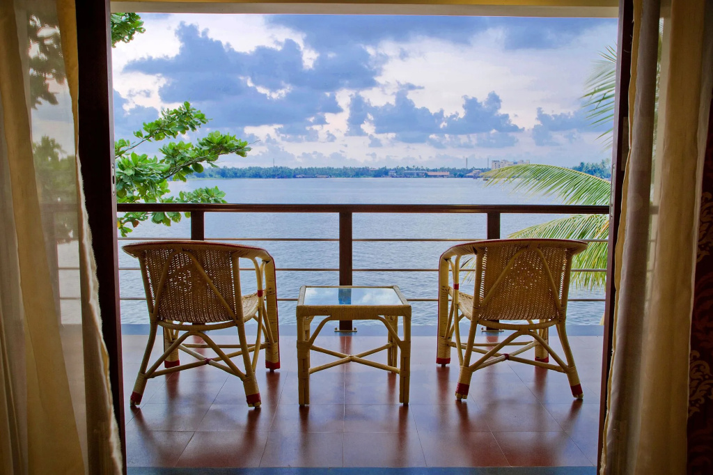 Sterling Lake Palace Alleppey
