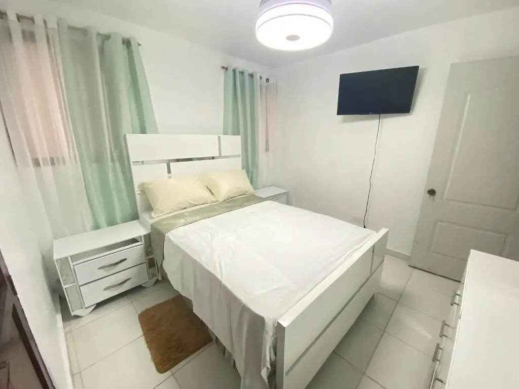 9 Santiago Monumental Area Cozy 3 bedrooms - WIFI- Air Conditioner- Apartment for 7 peoples - close to all kind the business around and transportation 24 hours to visit the city