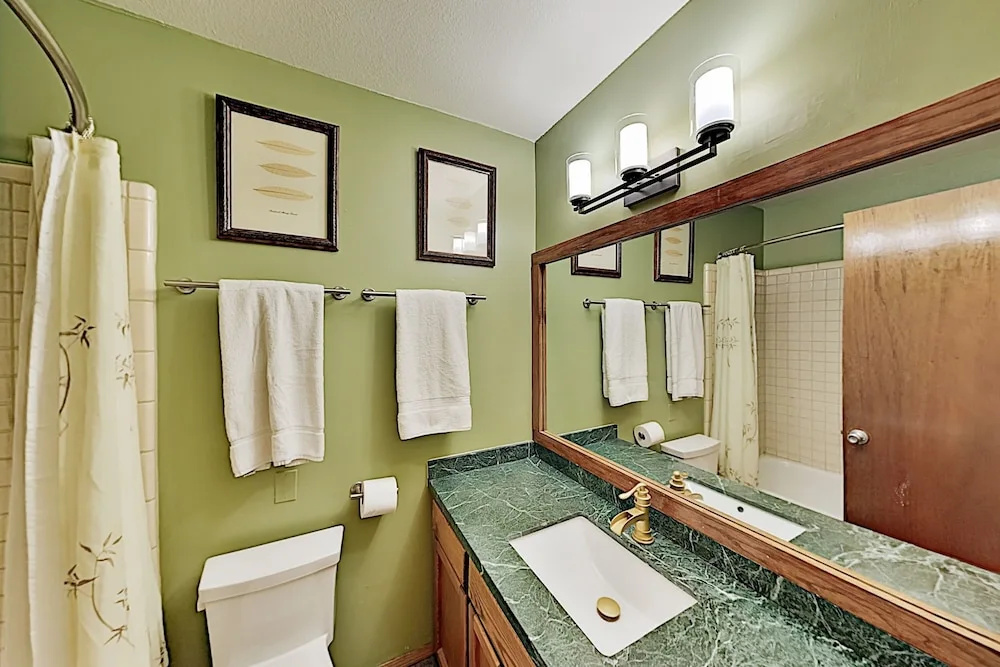 Lavish W/ Hot Tub, Game Room - Near Skiing 4 Bedroom Home