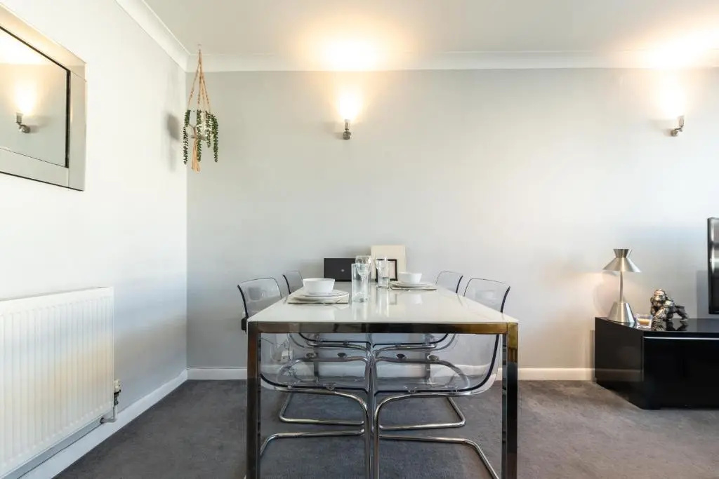 BEST PRICE! - 1 MIN TO THE SHOPS, BARS, PUBS & RESTAURANTS! PERFECT LOCATION - FREE PARKING - FREE WIFI - SMART TV - COMFY BEDS - 4 Single beds or 2 Doubles